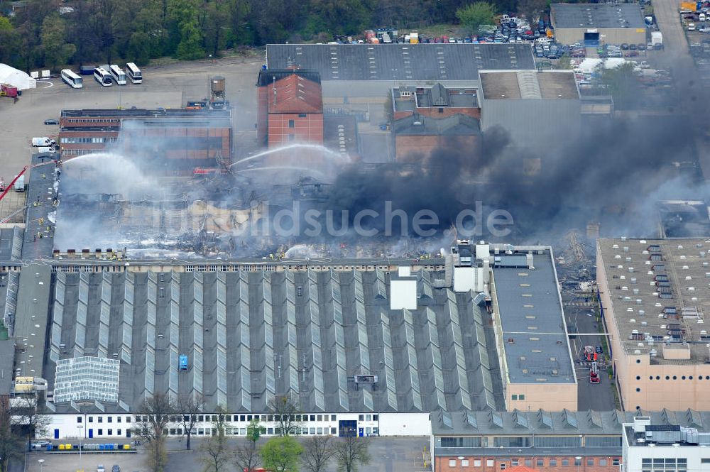 Luftbild Berlin Spandau - Großbrand einer Lagerhalle in Siemensstadt in Berlin-Spandau