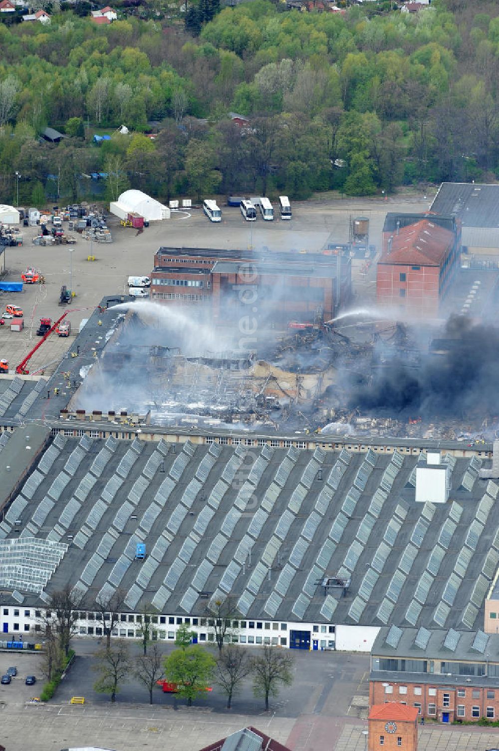 Berlin Spandau aus der Vogelperspektive: Großbrand einer Lagerhalle in Siemensstadt in Berlin-Spandau