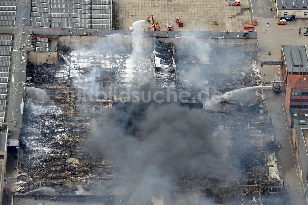 Berlin Spandau aus der Vogelperspektive: Großbrand einer Lagerhalle in Siemensstadt in Berlin-Spandau