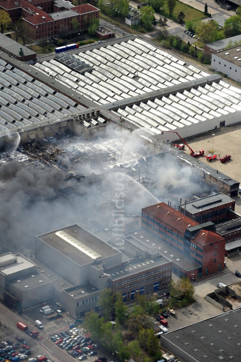 Luftbild Berlin Spandau - Großbrand einer Lagerhalle in Siemensstadt in Berlin-Spandau
