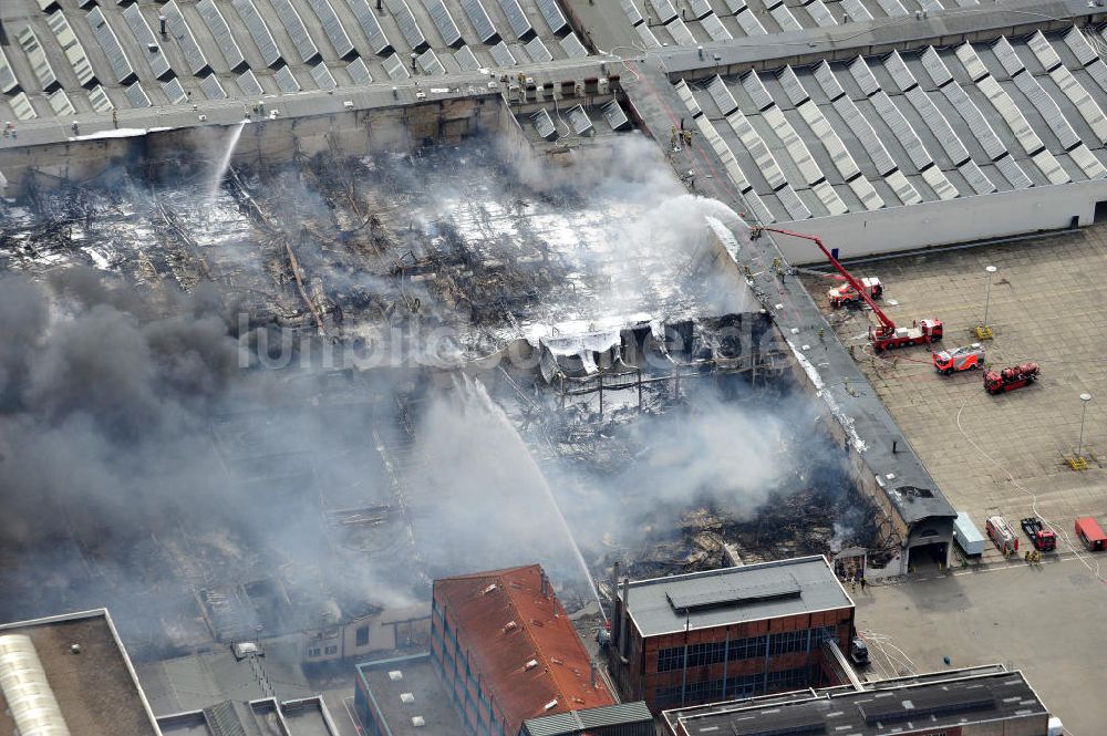 Luftaufnahme Berlin Spandau - Großbrand einer Lagerhalle in Siemensstadt in Berlin-Spandau