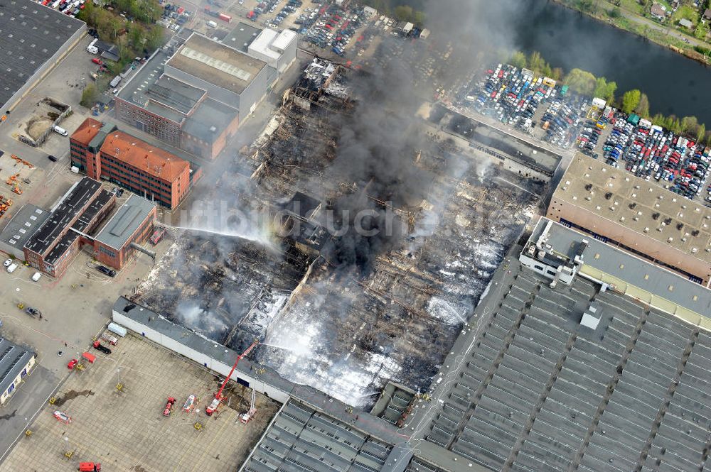 Berlin Spandau von oben - Großbrand einer Lagerhalle in Siemensstadt in Berlin-Spandau