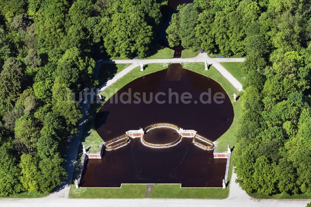 München von oben - Große Kaskade im Schloßpark von Schloß Nymphenburg in München im Bundesland Bayern, Deutschland