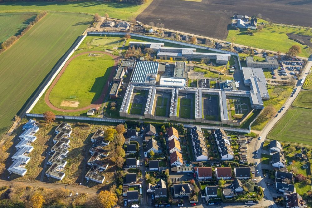 Iserlohn von oben - Großgefängnis- Neubau- Baustelle in Iserlohn im Bundesland Nordrhein-Westfalen, Deutschland