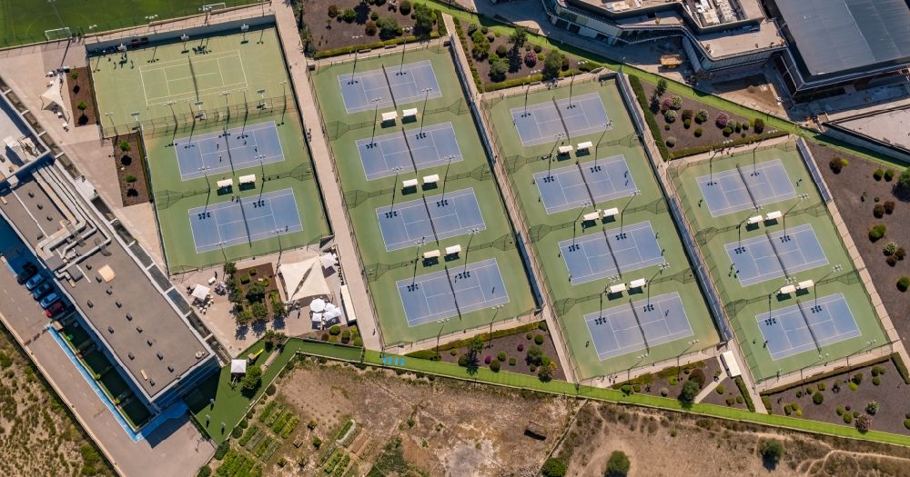 Luftbild Manacor - Grün- farbiger Tennisplatz- Sportanlage des Rafael Nadal Tenniszentrum des R.N. Sport Center in Manacor in Balearische Insel Mallorca, Spanien