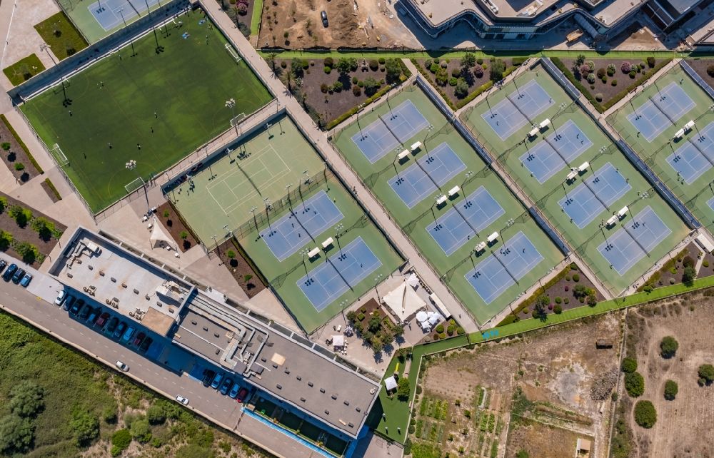 Luftaufnahme Manacor - Grün- farbiger Tennisplatz- Sportanlage des Rafael Nadal Tenniszentrum des R.N. Sport Center in Manacor in Balearische Insel Mallorca, Spanien