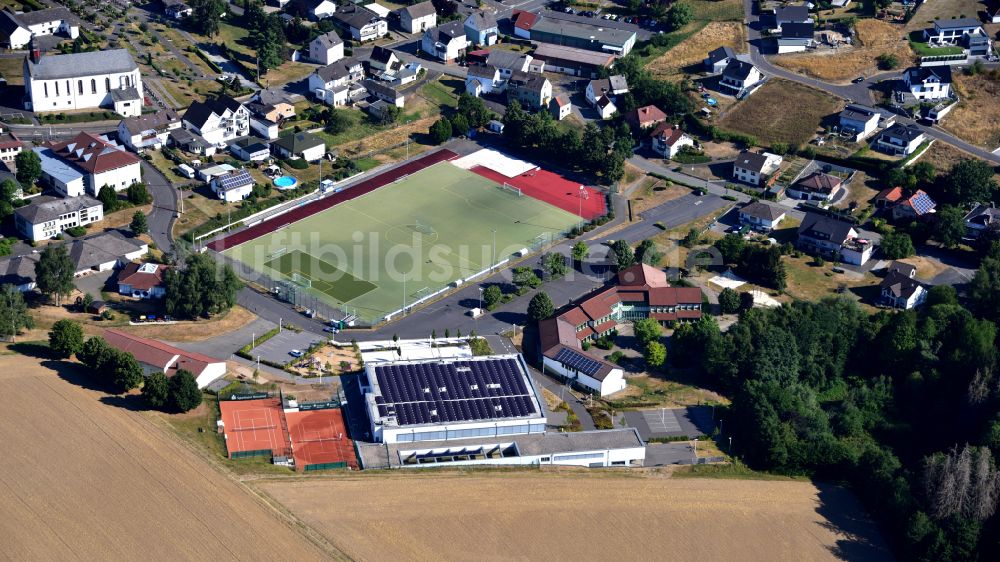 Luftaufnahme Sankt Katharinen - Grundschule St. Georg mit Turnhalle und Sportplatz in Sankt Katharinen im Bundesland Rheinland-Pfalz, Deutschland