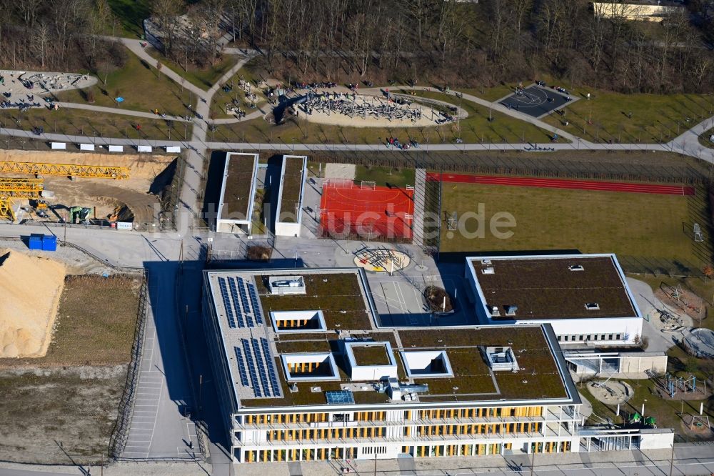 Luftbild München - Grundschule an der Gustl-Bayrhammer-Straße in München im Bundesland Bayern, Deutschland