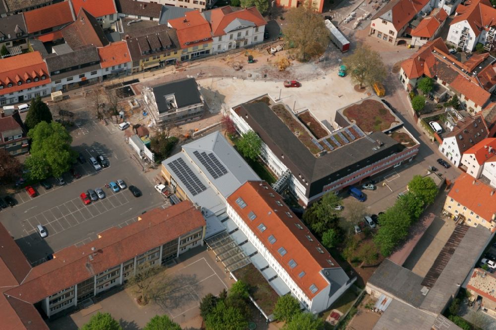 Nieder-Olm von oben - Grundschule in der Innenstadt von Nieder-Olm im Bundesland Rheinland-Pfalz