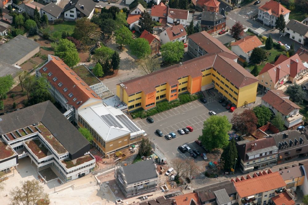 Nieder-Olm von oben - Grundschule in der Innenstadt von Nieder-Olm im Bundesland Rheinland-Pfalz