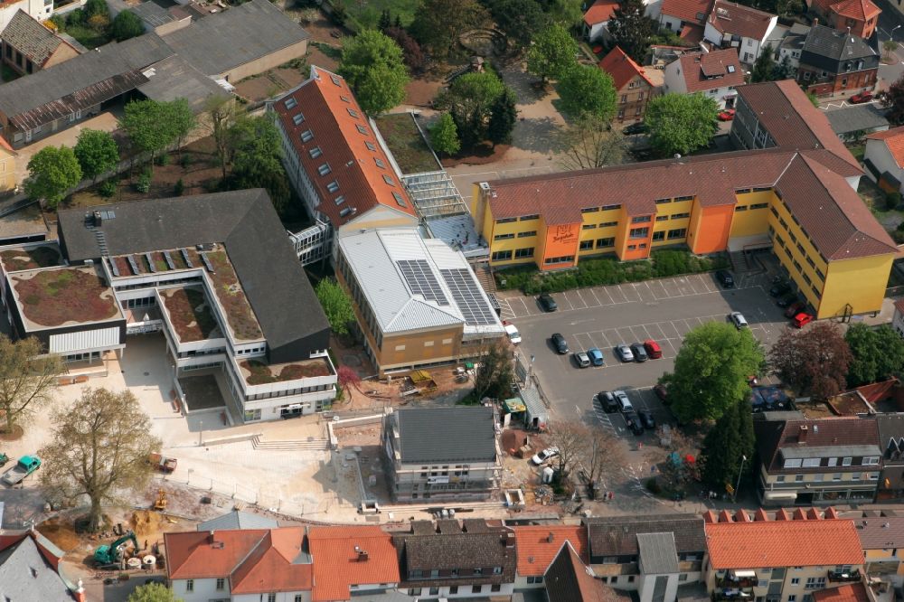 Nieder-Olm aus der Vogelperspektive: Grundschule in der Innenstadt von Nieder-Olm im Bundesland Rheinland-Pfalz