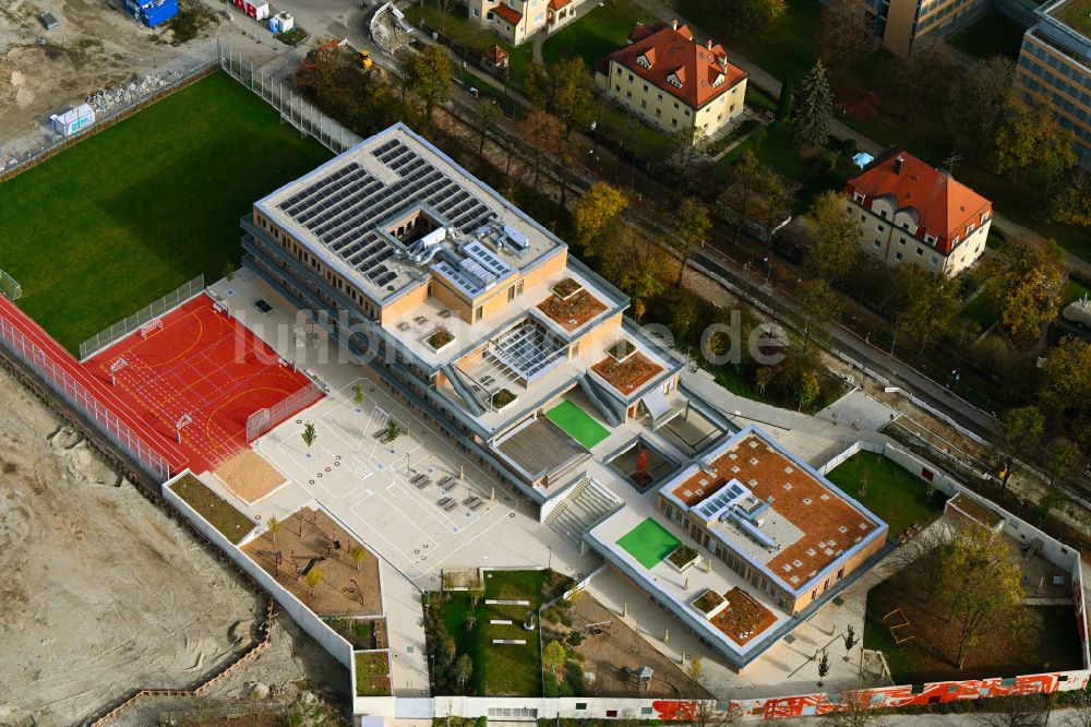 München von oben - Grundschule in München im Bundesland Bayern, Deutschland
