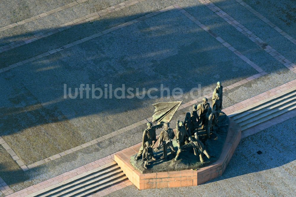 Luftbild Weimar - Gruppenplastik von Fritz Cremer in der Gedenkstätte Buchenwald in Weimar im Bundesland Thüringen, Deutschland