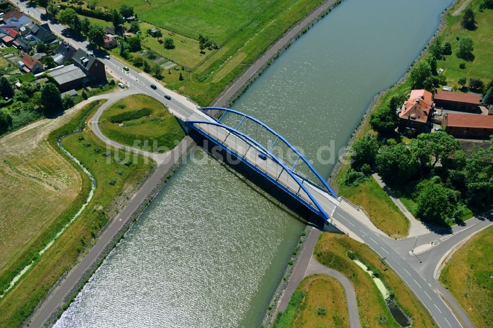 Elbe-Parey aus der Vogelperspektive: Güsener Straßenbrücke über dem Elbe-Havel-Kanal im Bundesland Sachsen-Anhalt