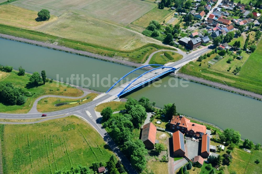 Elbe-Parey von oben - Güsener Straßenbrücke über dem Elbe-Havel-Kanal im Bundesland Sachsen-Anhalt