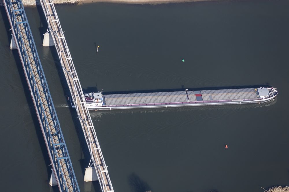Luftbild Deggendorf - Gütertransport- Schiffahrt auf dem Flußverlauf der Donau an der Dunärea- Insel in Deggendorf im Bundesland Bayern