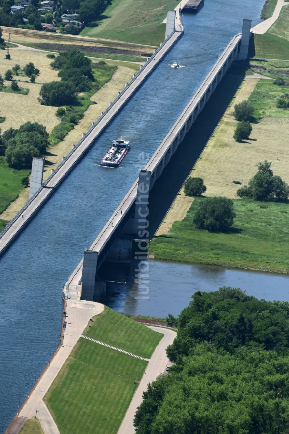 Hohenwarthe von oben - Güterverkehr- Schiff in Fahrt auf der Trogbrücke am Wasserstraßenkreuz MD bei Hohenwarthe in Sachsen-Anhalt