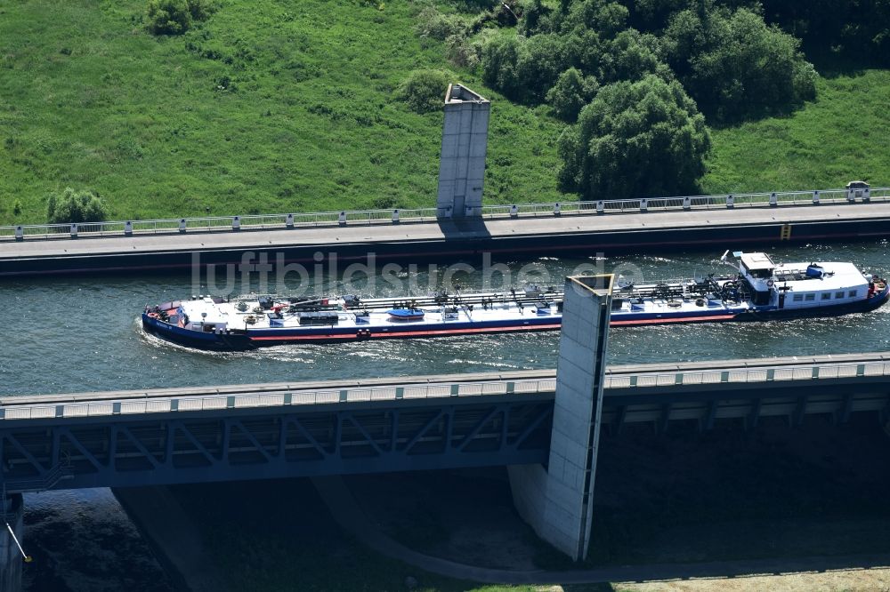 Luftbild Hohenwarthe - Güterverkehr- Schiff in Fahrt auf der Trogbrücke am Wasserstraßenkreuz MD bei Hohenwarthe in Sachsen-Anhalt