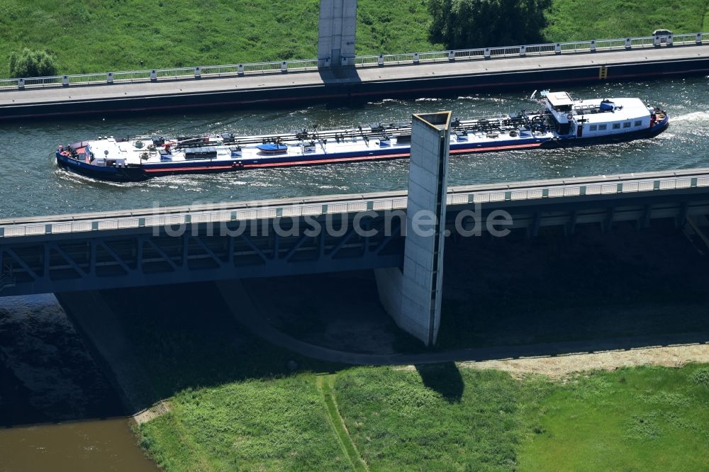 Luftaufnahme Hohenwarthe - Güterverkehr- Schiff in Fahrt auf der Trogbrücke am Wasserstraßenkreuz MD bei Hohenwarthe in Sachsen-Anhalt