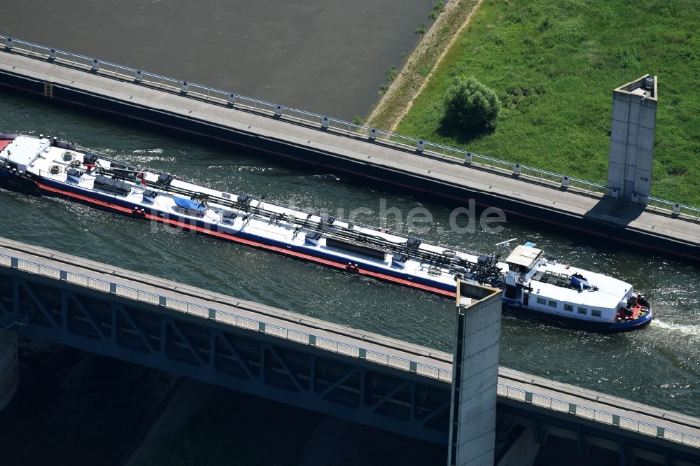 Hohenwarthe aus der Vogelperspektive: Güterverkehr- Schiff in Fahrt auf der Trogbrücke am Wasserstraßenkreuz MD bei Hohenwarthe in Sachsen-Anhalt