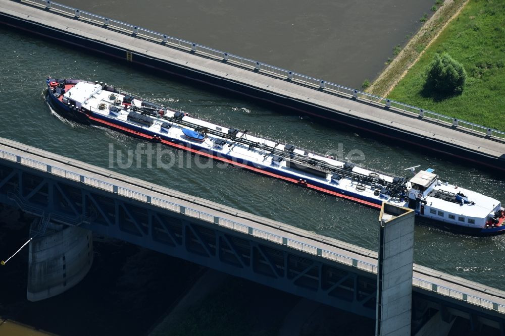 Luftbild Hohenwarthe - Güterverkehr- Schiff in Fahrt auf der Trogbrücke am Wasserstraßenkreuz MD bei Hohenwarthe in Sachsen-Anhalt