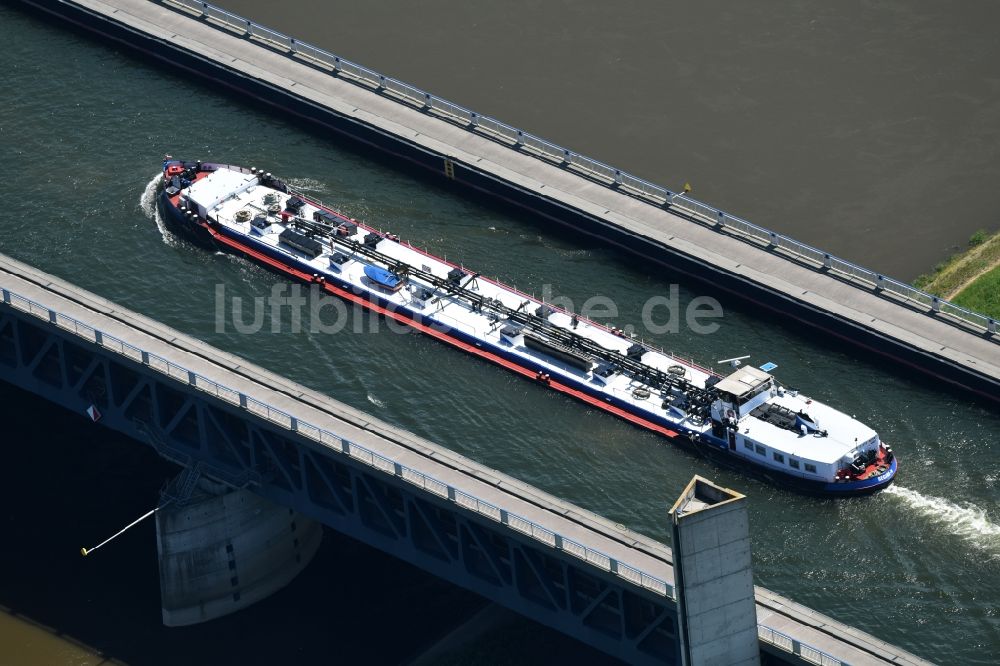 Luftaufnahme Hohenwarthe - Güterverkehr- Schiff in Fahrt auf der Trogbrücke am Wasserstraßenkreuz MD bei Hohenwarthe in Sachsen-Anhalt