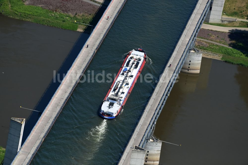 Hohenwarthe von oben - Güterverkehr- Schiff in Fahrt auf der Trogbrücke am Wasserstraßenkreuz MD bei Hohenwarthe in Sachsen-Anhalt
