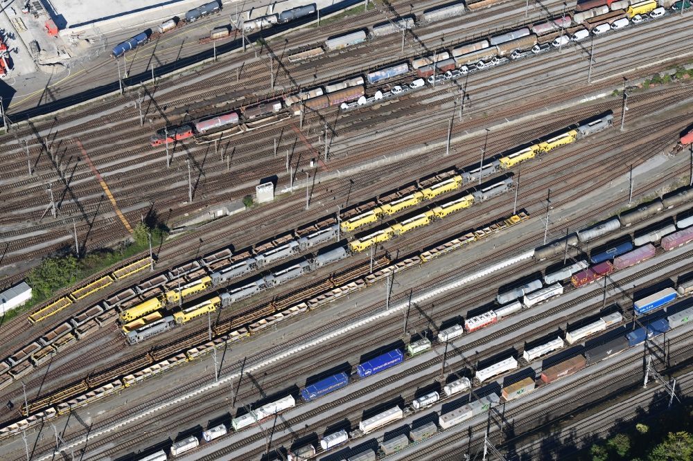 Luftbild Muttenz - Güterwaggons, Schienen, Gleise und Züge im Streckennetz der Schweizer Bahn beim Rangierbahnhof in Muttenz im Kanton Basel-Landschaft, Schweiz