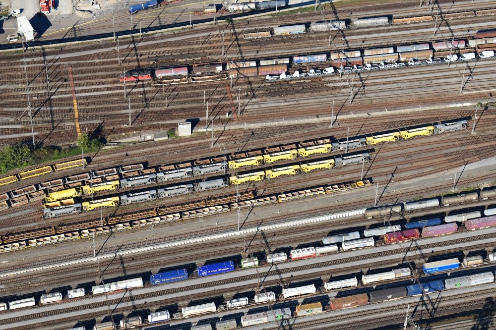Luftaufnahme Muttenz - Güterwaggons, Schienen, Gleise und Züge im Streckennetz der Schweizer Bahn beim Rangierbahnhof in Muttenz im Kanton Basel-Landschaft, Schweiz