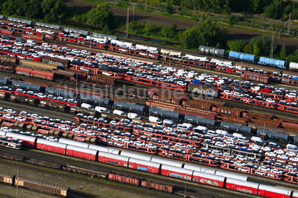 Luftbild Osnabrück - Güterzüge beladen mit Automobilen - Fahrzeugen auf der Gleis- Strecke in Osnabrück im Bundesland Niedersachsen, Deutschland