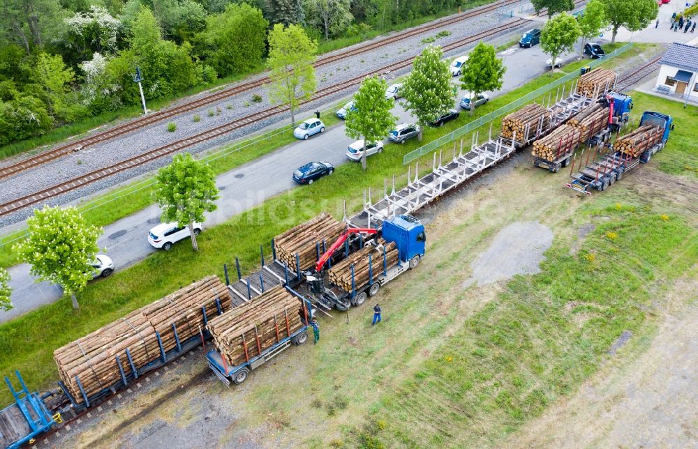 Pockau-Lengefeld aus der Vogelperspektive: Güterzug Beladung mit Baumstämmen auf der Gleis- Strecke in Pockau-Lengefeld im Bundesland Sachsen, Deutschland