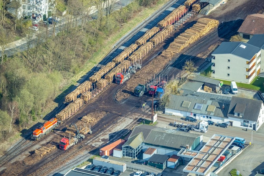 Luftbild Sundern - Güterzug Beladung für einen Holztransport auf der Gleis- Strecke in Sundern (Sauerland) im Bundesland Nordrhein-Westfalen, Deutschland