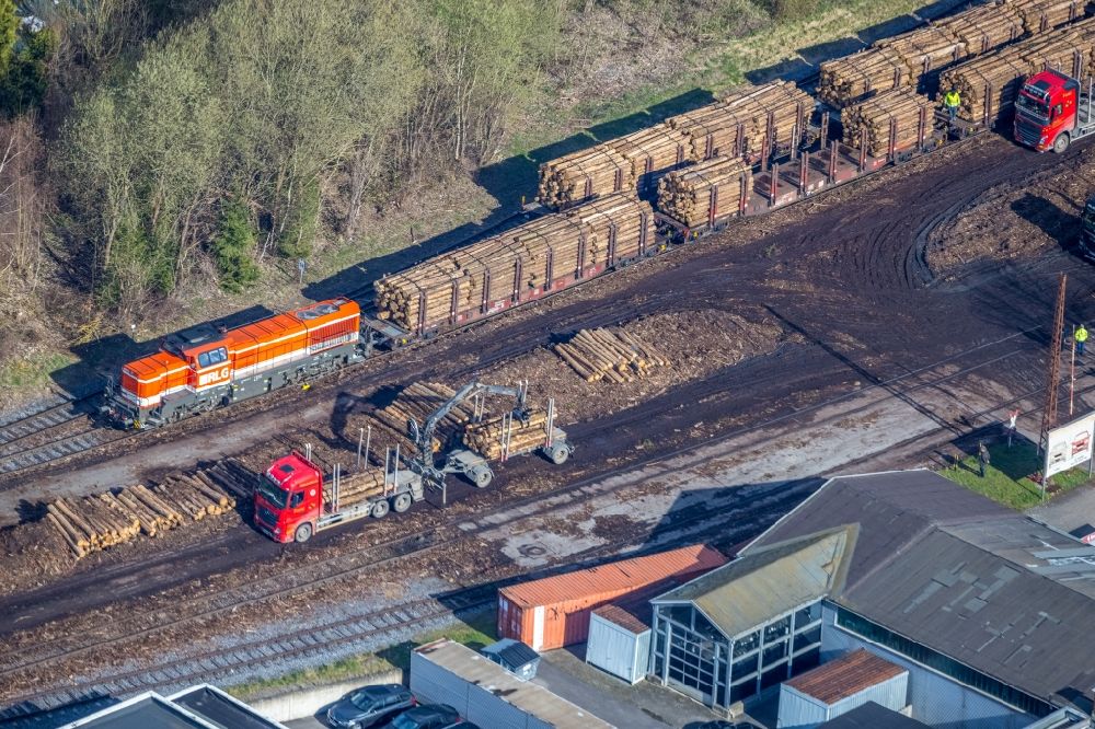 Luftaufnahme Sundern - Güterzug Beladung für einen Holztransport auf der Gleis- Strecke in Sundern (Sauerland) im Bundesland Nordrhein-Westfalen, Deutschland