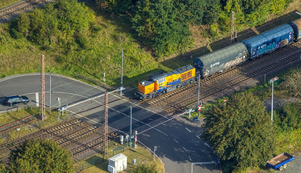 Luftbild Buschhütten - Güterzug- Fahrt auf der Gleis- Strecke in Buschhütten im Bundesland Nordrhein-Westfalen, Deutschland