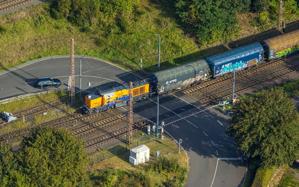 Buschhütten von oben - Güterzug- Fahrt auf der Gleis- Strecke in Buschhütten im Bundesland Nordrhein-Westfalen, Deutschland