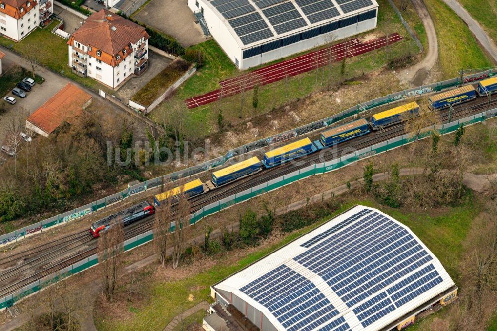 Luftaufnahme Rastatt - Güterzug- Fahrt auf der Gleis- Strecke Rheintal in Rastatt im Bundesland Baden-Württemberg, Deutschland