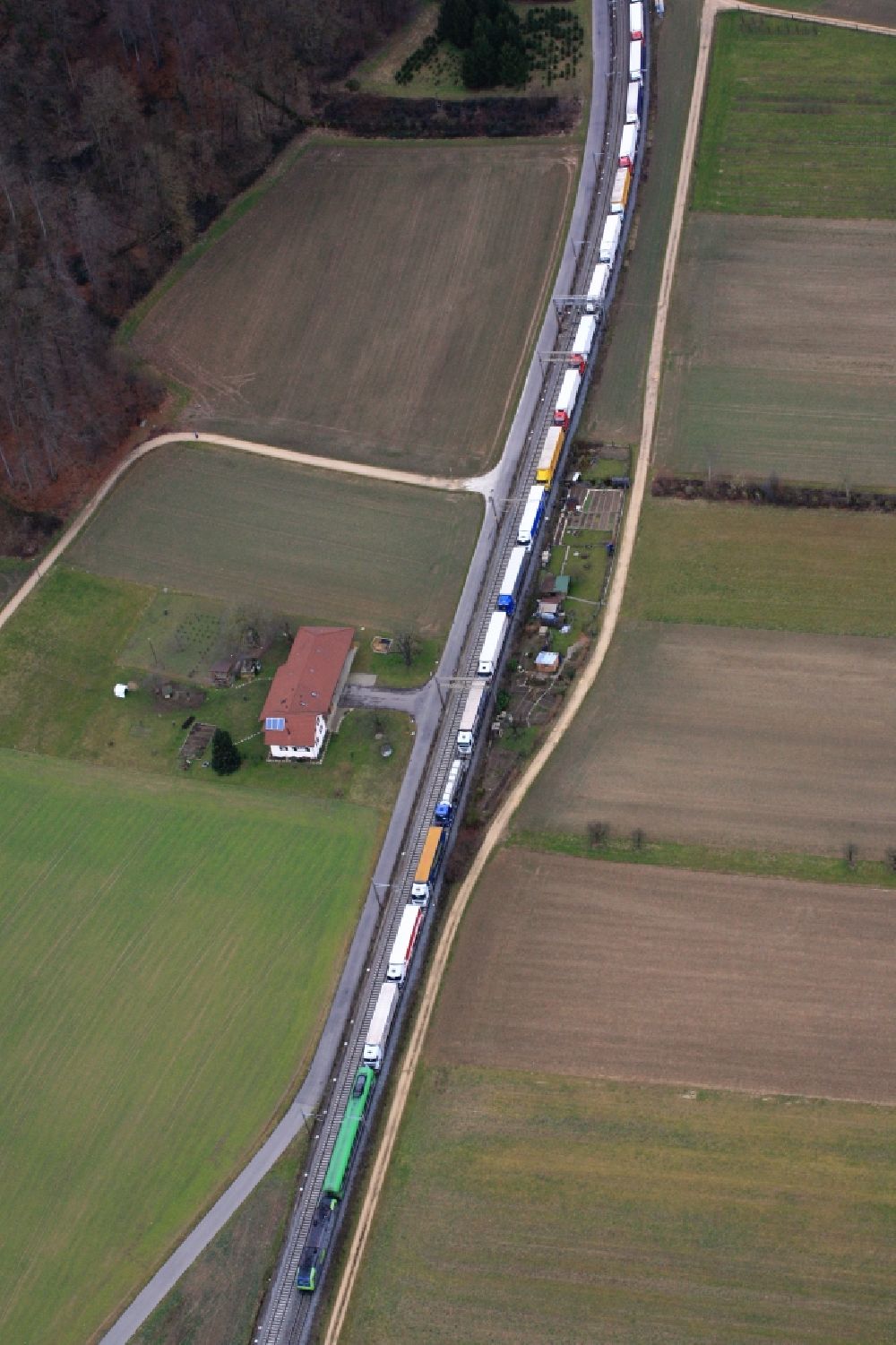 Luftaufnahme Pratteln - Güterzug mit verladenen LKW zur Überquerung der Alpen bei Pratteln in der Schweiz