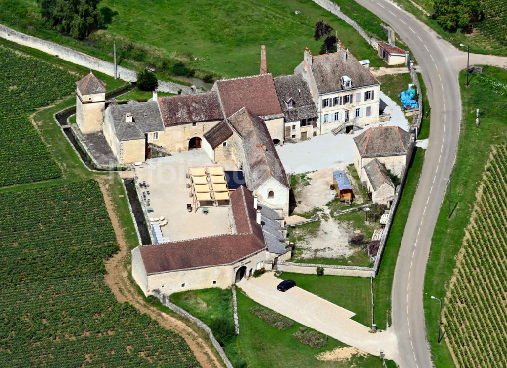 Meursault aus der Vogelperspektive: Gutshaus und Landgut Domaine du Clos du Moulin aux Moines in Meursault in Bourgogne-Franche-Comte, Frankreich