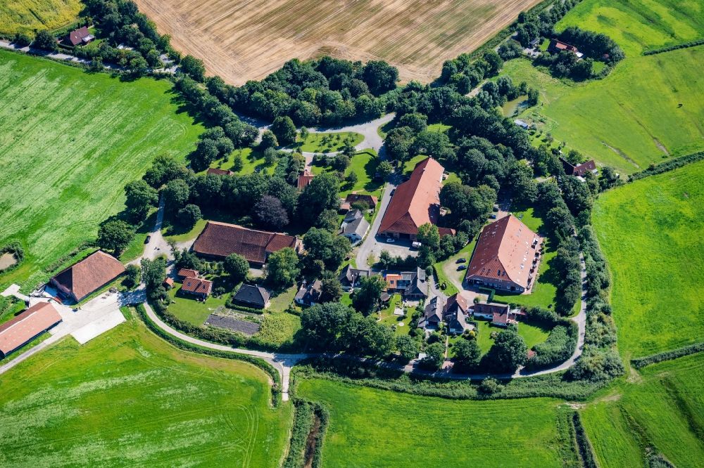 Luftaufnahme Krummhörn - Gutshaus und Landgut Gulfhof Hauen in Krummhörn im Bundesland Niedersachsen, Deutschland