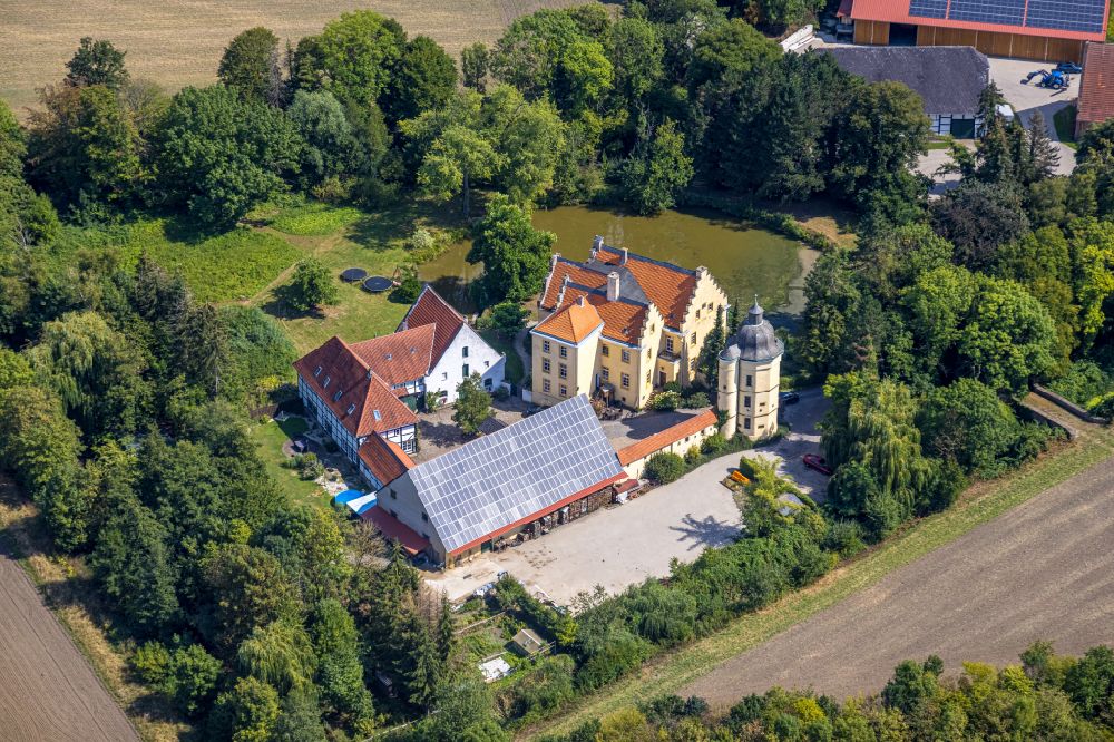 Kamen aus der Vogelperspektive: Gutshaus und Landgut mit Turm des Haus Reck in Kamen im Bundesland Nordrhein-Westfalen, Deutschland