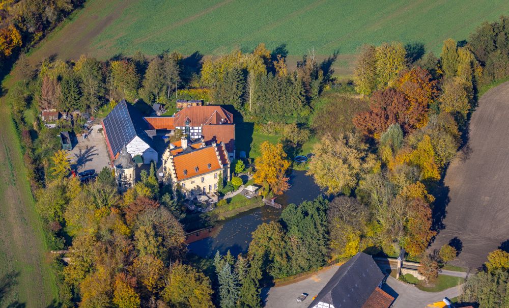 Kamen von oben - Gutshaus und Landgut mit Turm des Haus Reck in Kamen im Bundesland Nordrhein-Westfalen, Deutschland