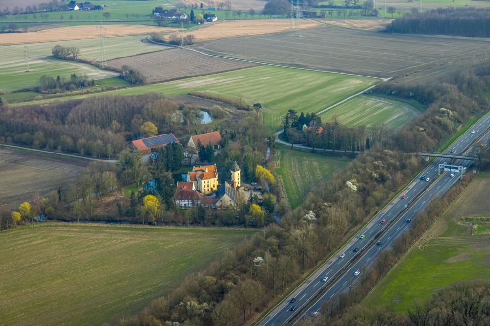 Luftbild Kamen - Gutshaus und Landgut mit Turm des Haus Reck in Kamen im Bundesland Nordrhein-Westfalen, Deutschland