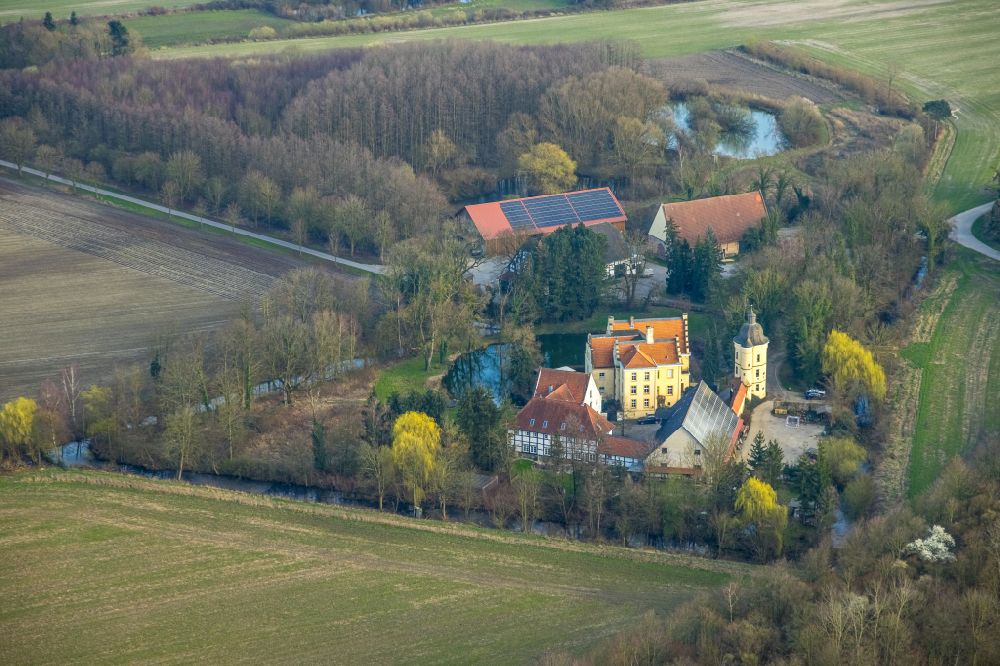 Luftaufnahme Kamen - Gutshaus und Landgut mit Turm des Haus Reck in Kamen im Bundesland Nordrhein-Westfalen, Deutschland