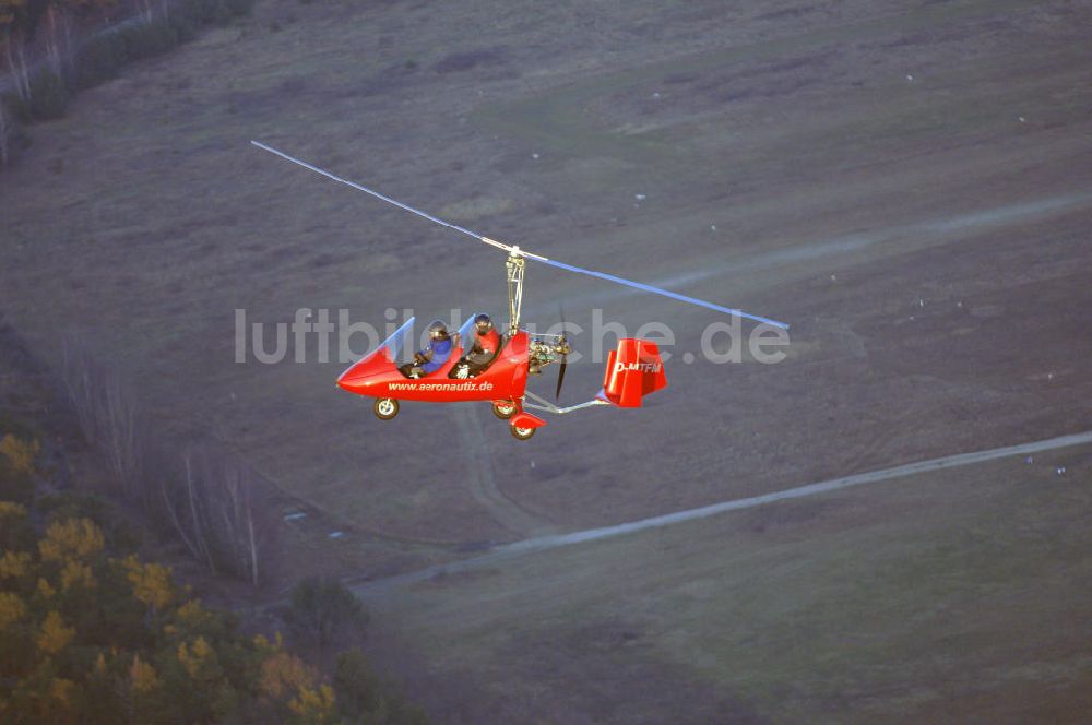 Luftaufnahme Saarmund - Gyrocopter der aeronautix.de Flugschule über dem Flugplatz Saarmund