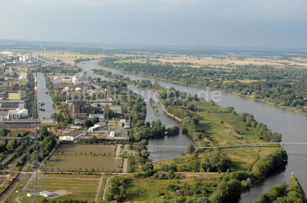 Magdeburg aus der Vogelperspektive: Hafen / Binnenhafen Magdeburg an der Elbe