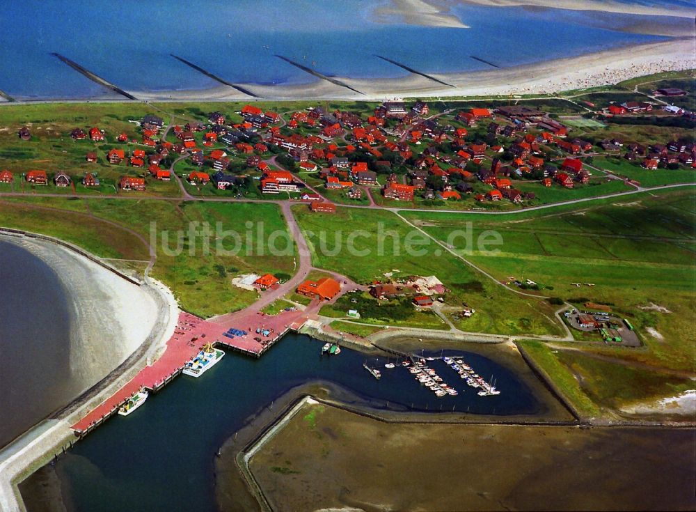 Baltrum aus der Vogelperspektive: Hafen und Gemeinde der kleinsten ostfriesischen Insel Baltrum im Bundesland Niedersachsen
