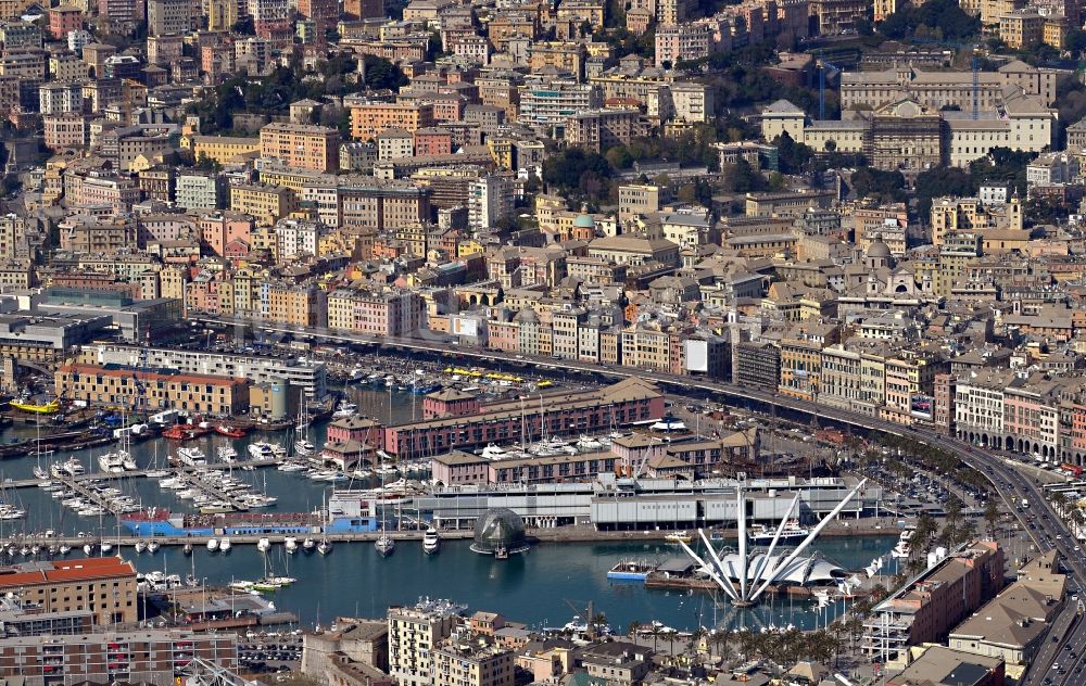 Genua aus der Vogelperspektive: Hafen von Genua in der Provinz Ligurien in Italien