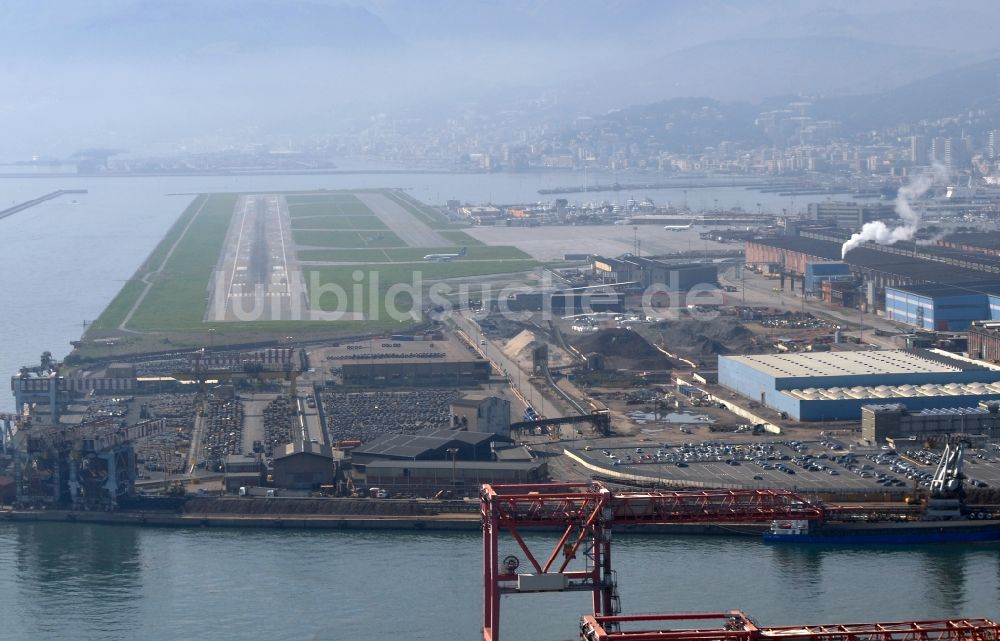 Luftaufnahme Genua - Hafen von Genua in der Provinz Ligurien in Italien