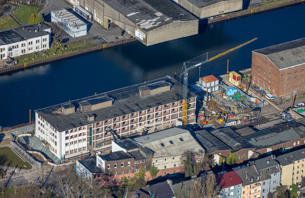 Dortmund von oben - Hafen und Hafengelände des Binnenhafen am Ufer der Ruhr in Dortmund im Bundesland Nordrhein-Westfalen, Deutschland