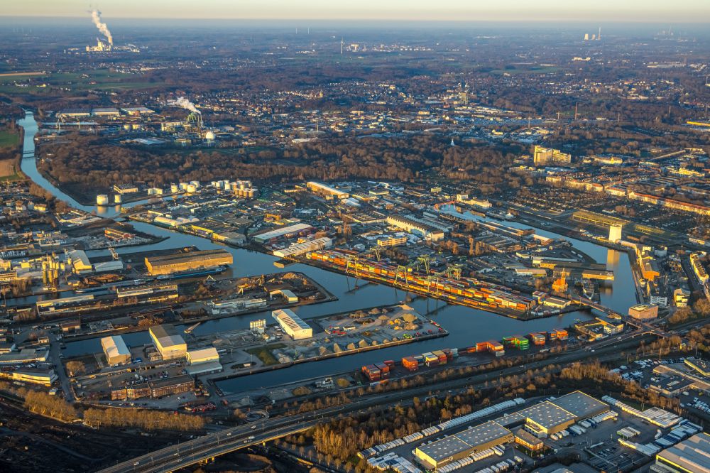 Luftaufnahme Dortmund - Hafen und Hafengelände des Binnenhafen am Ufer der Ruhr in Dortmund im Bundesland Nordrhein-Westfalen, Deutschland